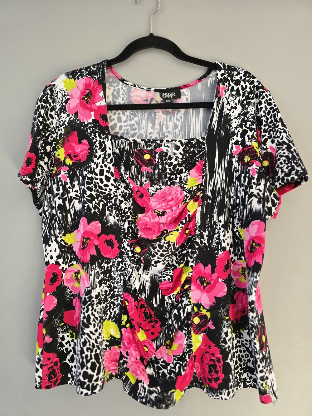 Size XL Petite. Fun, Y2K Print Clashing Pink Floral Scoop Neck Blouse